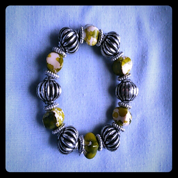 Green & silver stretch bracelet