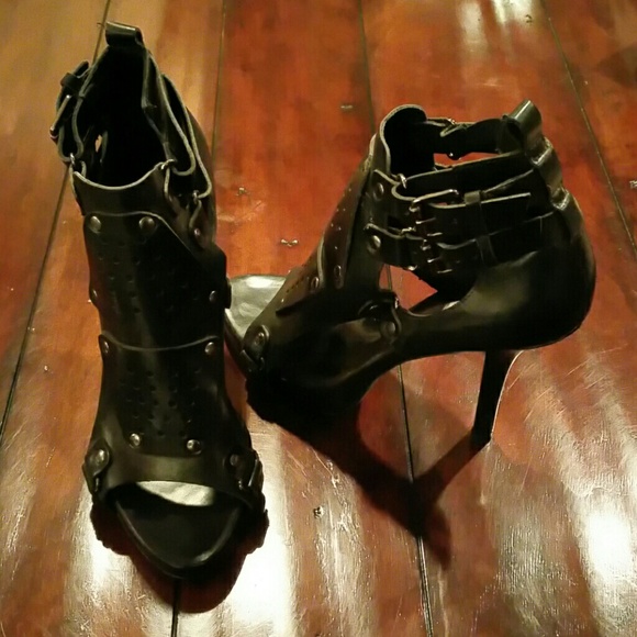 Pour la Victoire gladiator heels