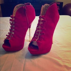 Size 7.5 Gorgeous Pink Shoe/Bootie.. Worn once...