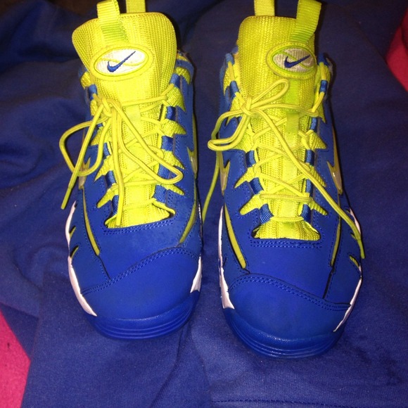 Nike Nomos! Big Kids size 6.5 / 8 in women
