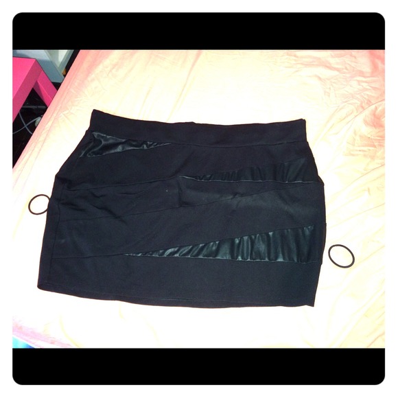 Torrid black body con skirt with "leather" detail - Picture 1 of 4