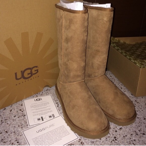 Women's size 7 UGG Boots.