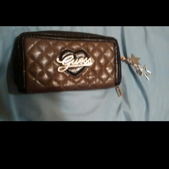 Extra pics of Guess wallet.