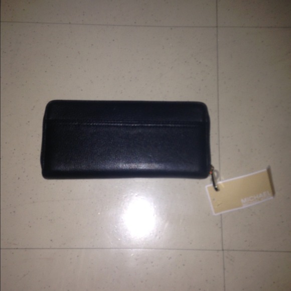 Brand New!! Michael Kors wallet - Picture 2 of 3