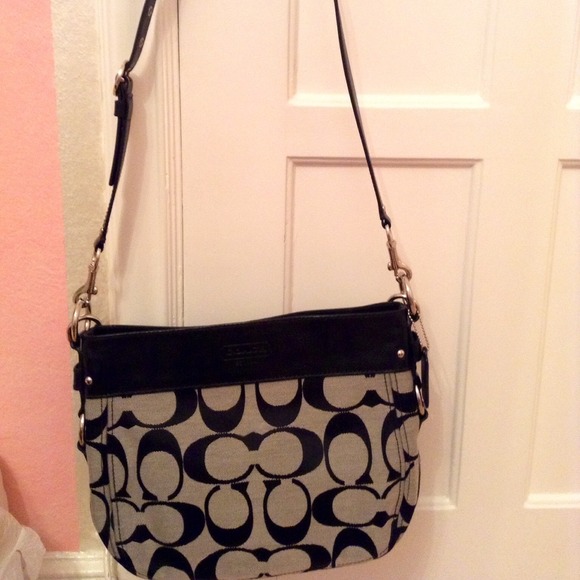 🚫SOLD🚫 Coach Purse Zoe black/grey Signature "C" - Picture 2 of 3