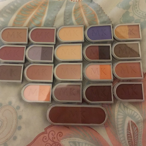 19 Mary Kay eye shadows & 1 cheek color