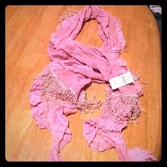 Beautiful ruffled lacy scarf 🎀