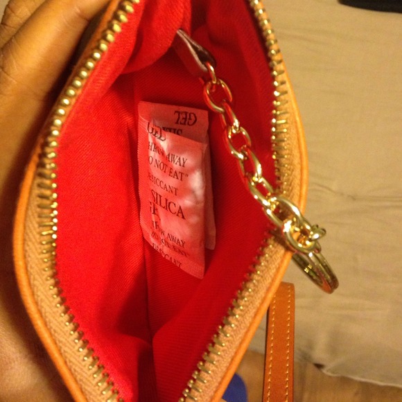 A Dooney & Bourke wristlet 👑 - Picture 3 of 4