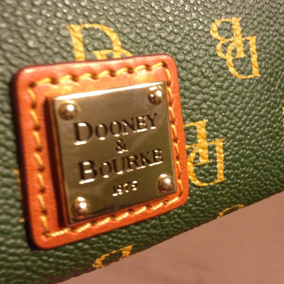 A Dooney & Bourke wristlet 👑 - Picture 4 of 4