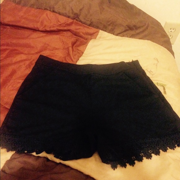 Black ⬛️ Stylish zippered shorts