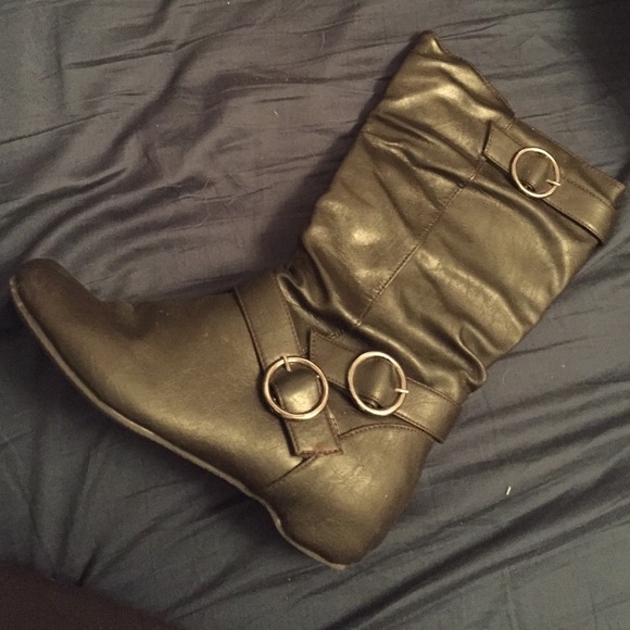 -TREND ALERT- Black Bukle Boots