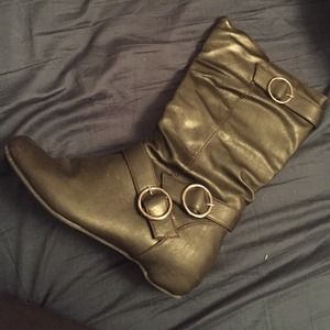 -TREND ALERT- Black Bukle Boots