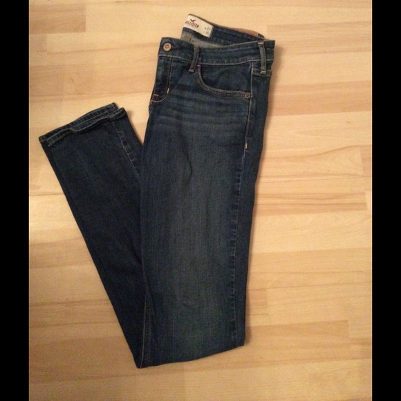💢💢💢SOLD💢💢💢Hollister dark wash jeans