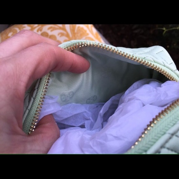 ❤️SOLD❤️ Tory Burch Cosmetic Bag - Picture 4 of 4