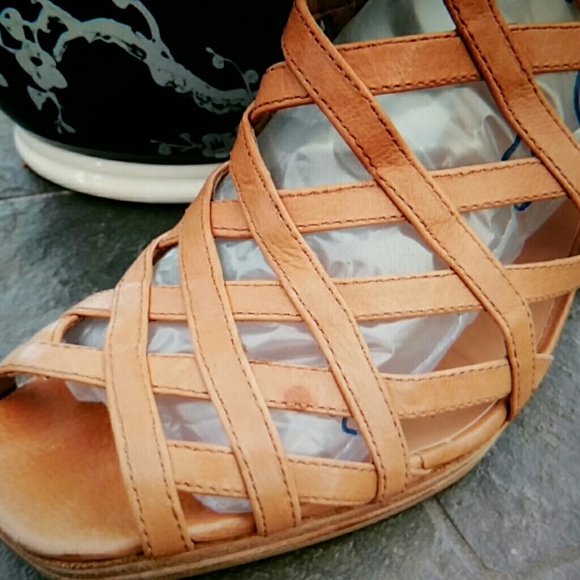 BCBG Noreen Tan Leather Wedge Sandal - Picture 4 of 4