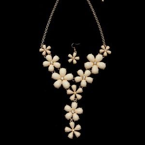 Pretty in white necklace & earrings set