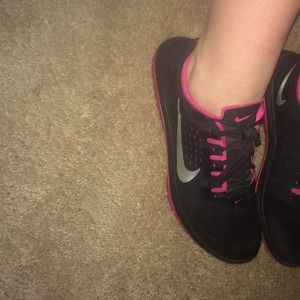 New womens nike tenni shoes.