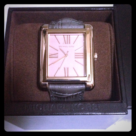 🚨SOLD🚨 Michael Kors rose pink band watch