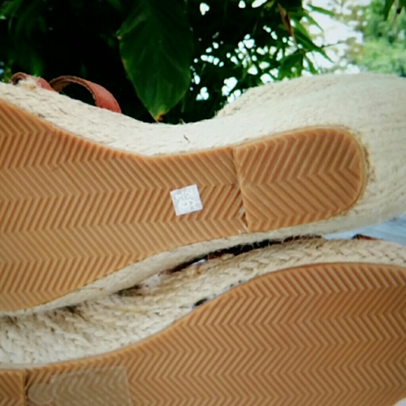 New NYLA Tan Strappy Leather Rope Wedge Sandal - Picture 4 of 4