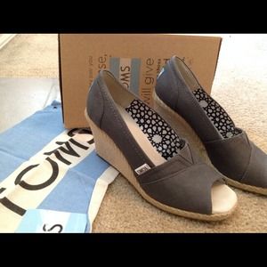 Toms wedge ash canvas