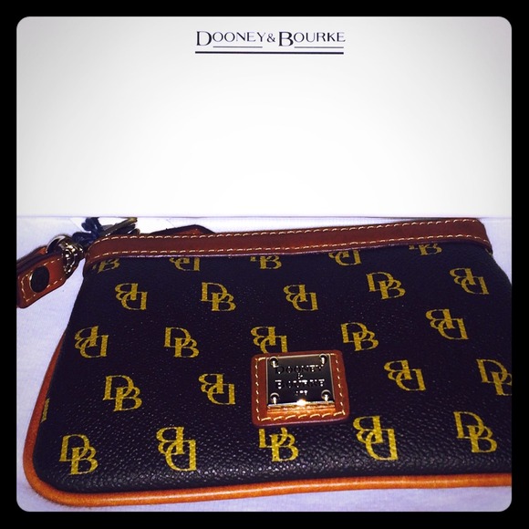 Dooney & Bourke medium Gretta wristlet NEW