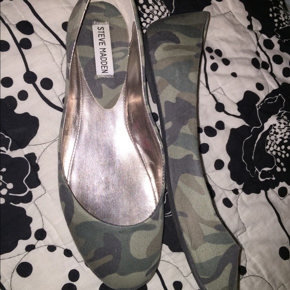 Steve Madden camo flats