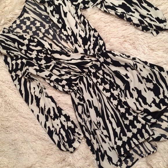 Romper with Longsleeves and B&W Print.