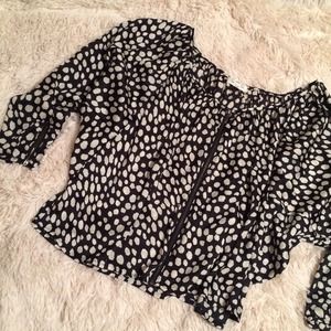 Blouse with Long Sleeves and B&W Print.