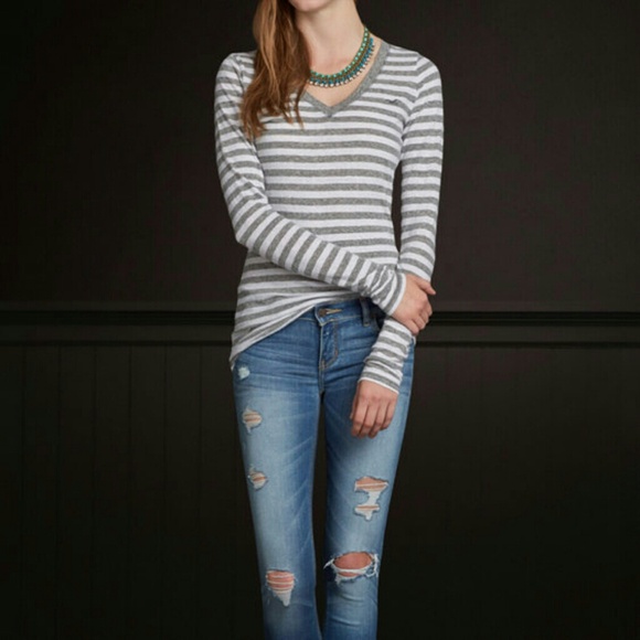 *Hollister V Neck T-Shirt*