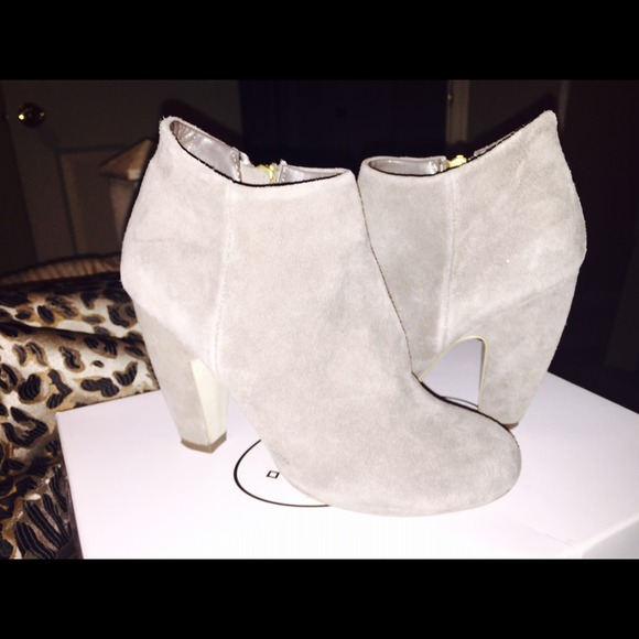 PANELOPE STEVE MADDEN SUEDE BOOTIES
