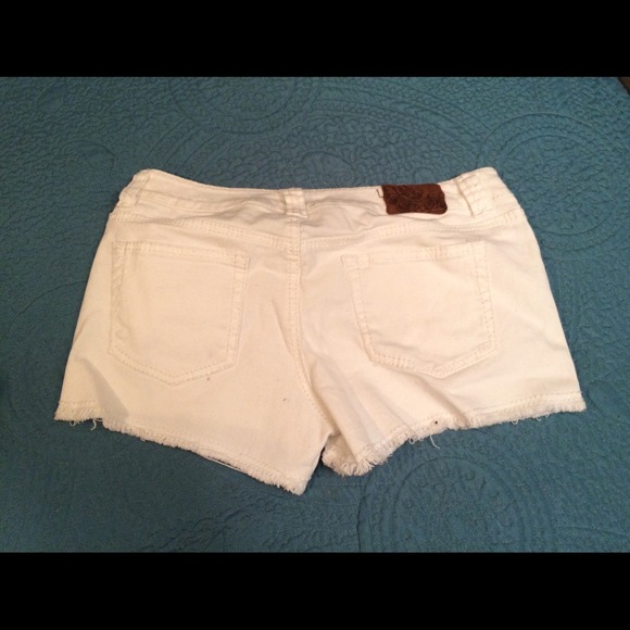 White denim shorts size 7 - Picture 3 of 3