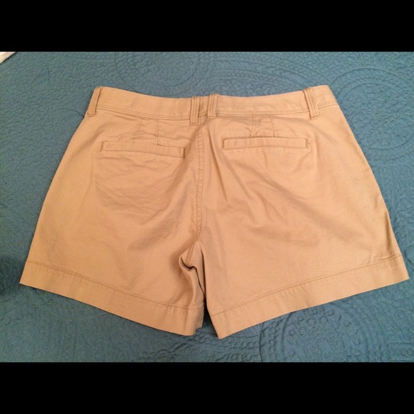 Size 6 khaki shorts - Picture 2 of 3