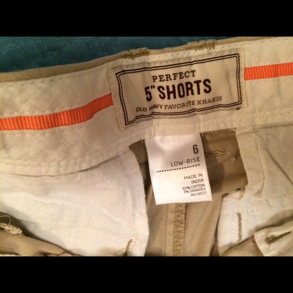 Size 6 khaki shorts - Picture 3 of 3