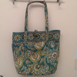 Vera Bradley Vera Tote! in green paisley