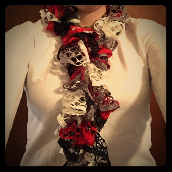 NWOT Beautiful ruffle scarf! 👍😍