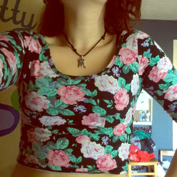 Quarter sleeve crop top