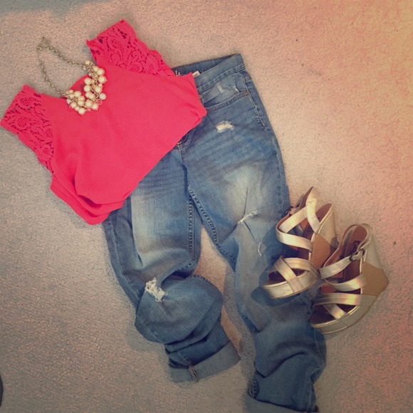Light wash destroyed Boyfriend Jeans!