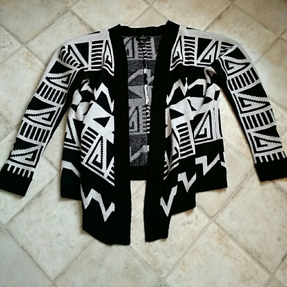 Aztec/ Tribal Pattern Sweater - Picture 4 of 4