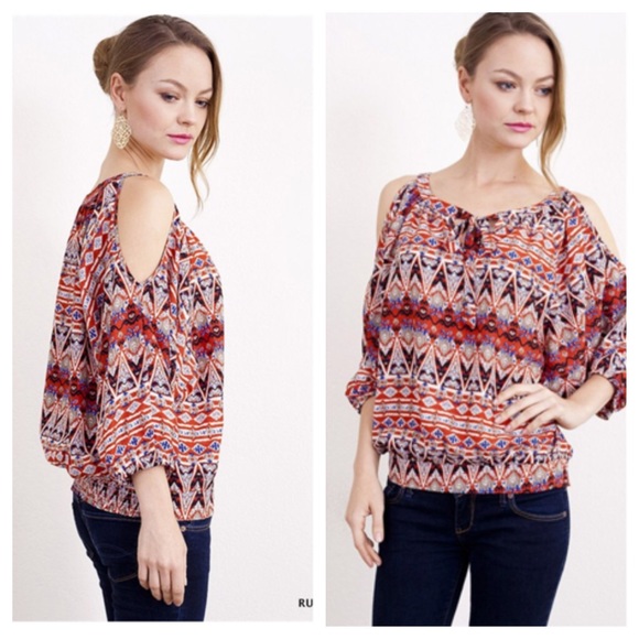 Tops - Chic printed cut shoulder top