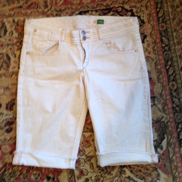 Cream capris