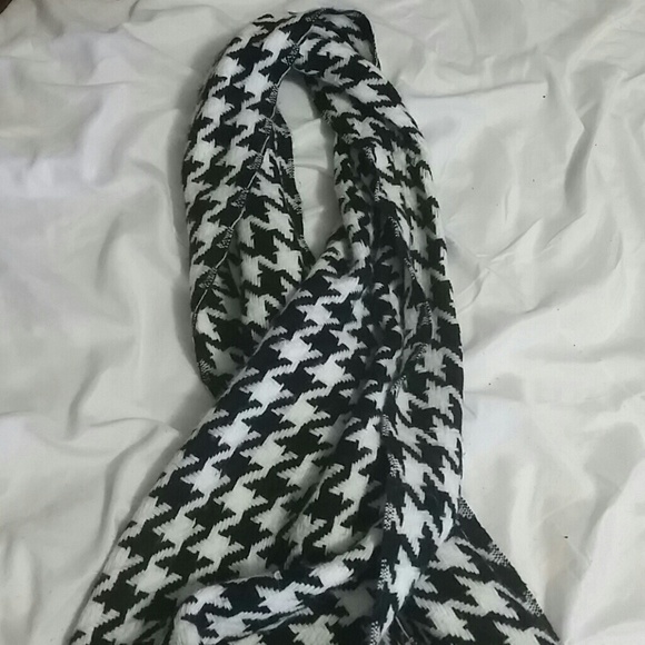 🎉MOVING SALE!🎉 Black and White Scarf