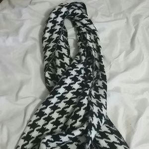🎉MOVING SALE!🎉 Black and White Scarf