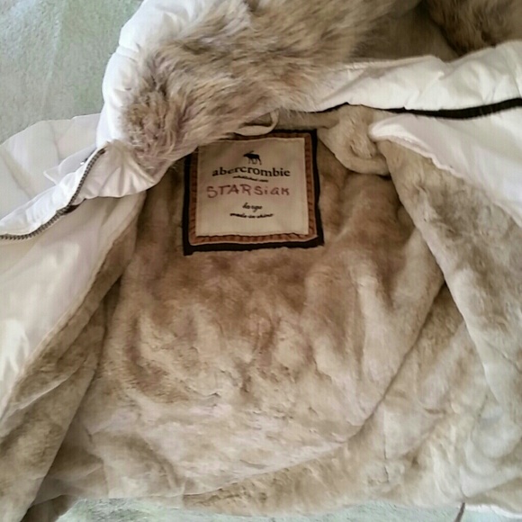 White coat with zip off hood fuzzy fur - Picture 2 of 4