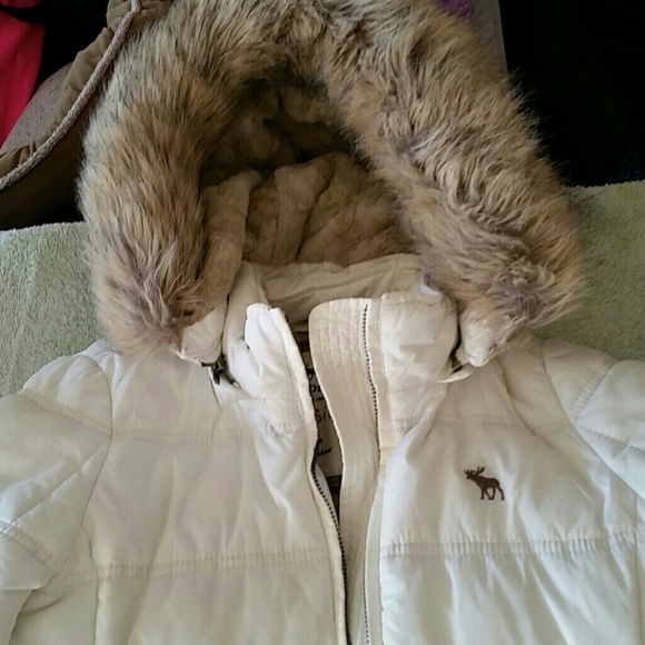White coat with zip off hood fuzzy fur - Picture 3 of 4