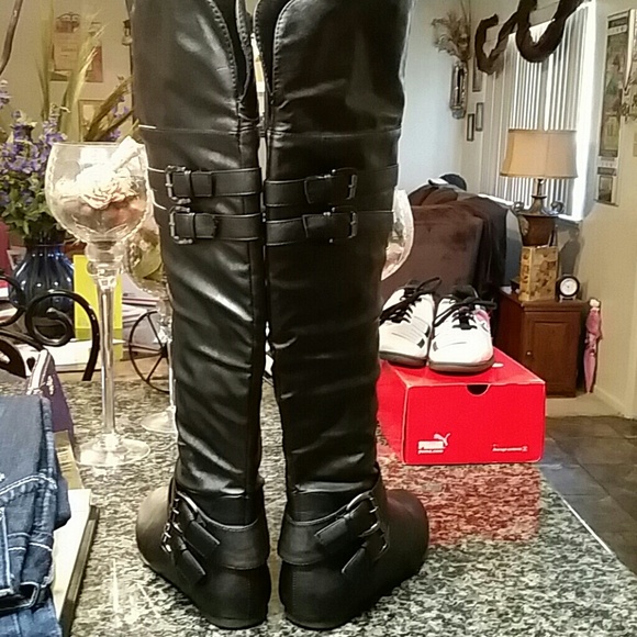 Knee high black flat boots - Picture 2 of 4