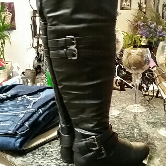 Knee high black flat boots - Picture 3 of 4