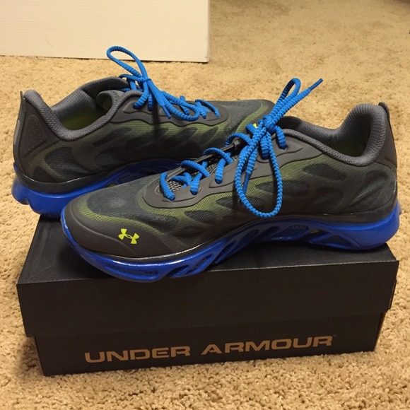 ✨LNIB, worn one time Men's Under Armour Shoes✨