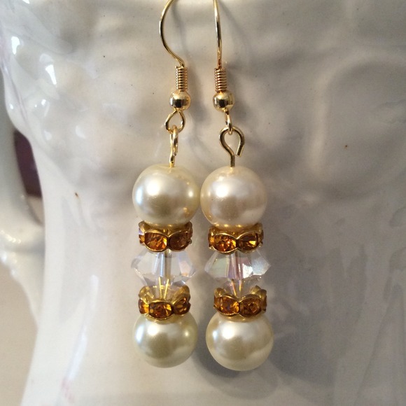 BOGO SALE ๐ Statement Pearl Stacked Earring - Picture 2 of 3