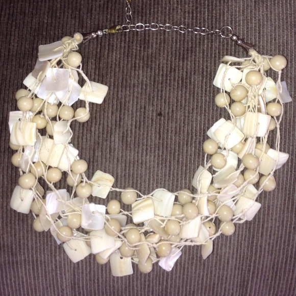 Jewelry - Shell and bead necklace