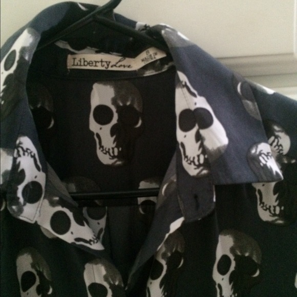 Skull printed button up - Picture 2 of 4